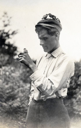 Bush-tit feeding young on William Finley's cap, about 1908.
